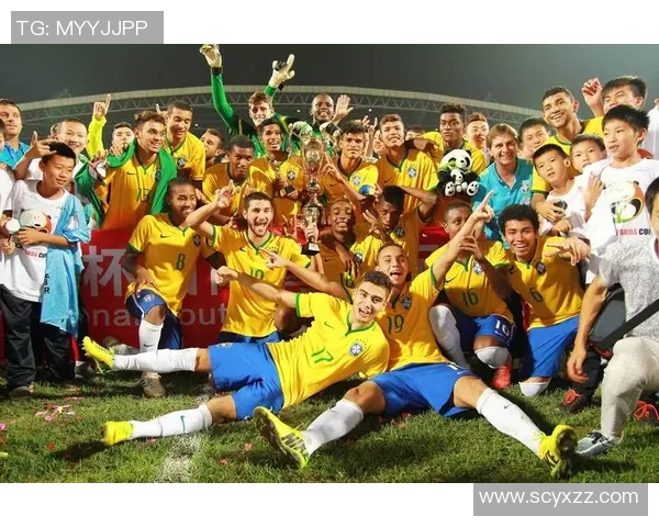 足球明星与可爱熊猫亲密互动的温馨瞬间分享 足球明星与可爱熊猫亲密互动的温馨瞬间分享