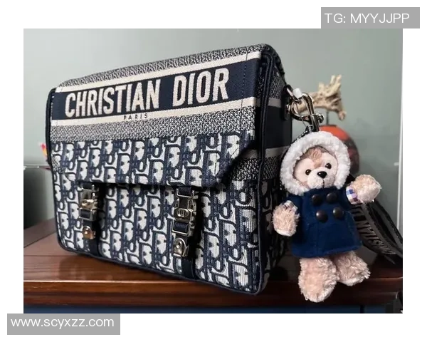 迪奥邮差包与足球明星的时尚碰撞引领潮流新风尚 迪奥邮差包与足球明星的时尚碰撞引领潮流新风尚